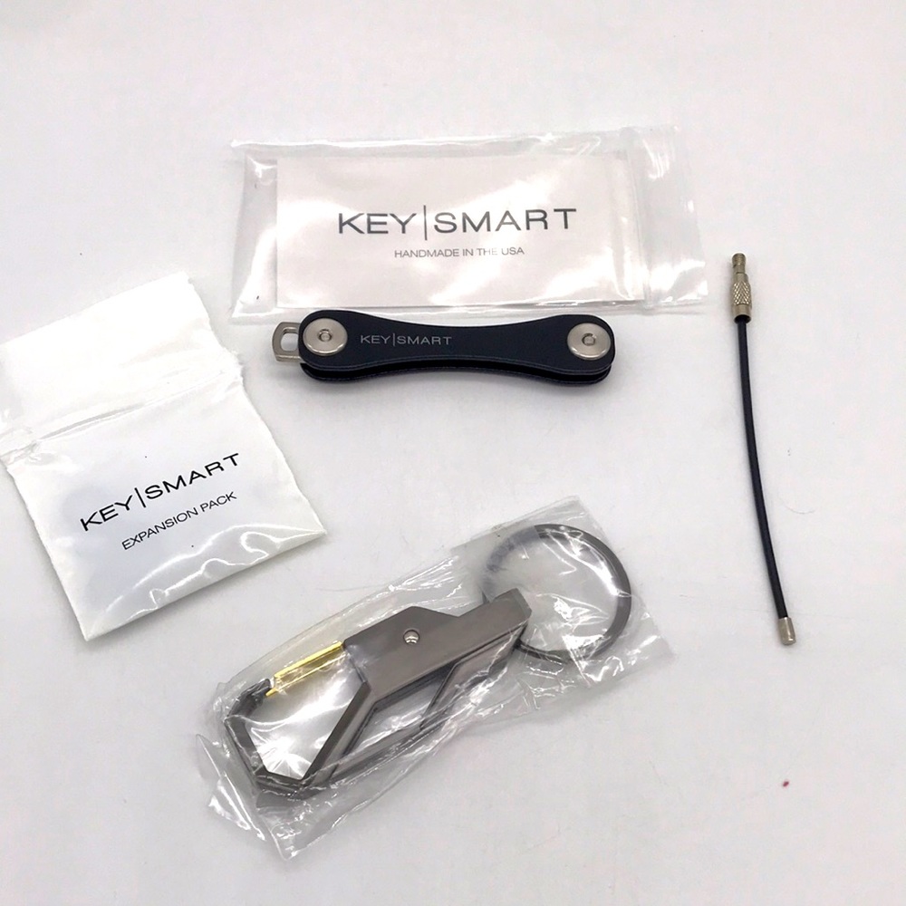 Key Smart Compact Key Holder + 3 Accessories/Color Black & Silver